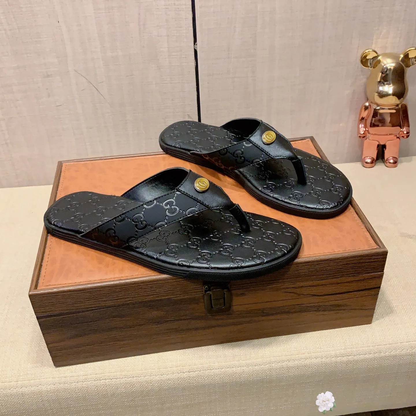 Slippers: New model: Factory price: 260💰💰🎩🎩🔥🔥《 Gucci* 》Series of slippers top purchasing agent🔍🔍Sold at the same time for men, original Italian imported webbing made of selected cowhide, exquisite workmanship,), sole: (super comfortable) original factory special sole, ⚠️exclusive double-layer movable molded sole super comfortable⚠️, real shot🎬the real thing is more beautiful🔍🔍266 regular code 38-44, can be ordered 45.